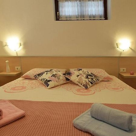 Apartmani Sole Pjescana Uvala Esterno foto
