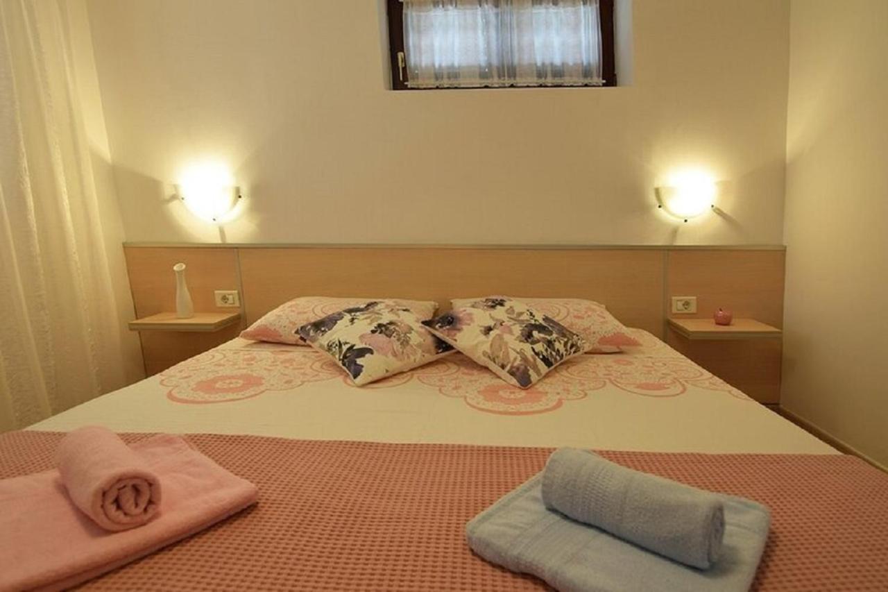 Apartmani Sole Pjescana Uvala Esterno foto