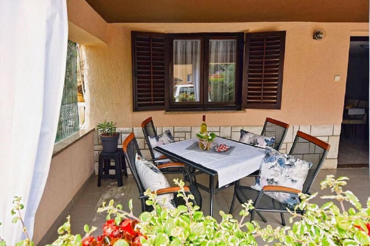 Apartmani Sole Pjescana Uvala Esterno foto
