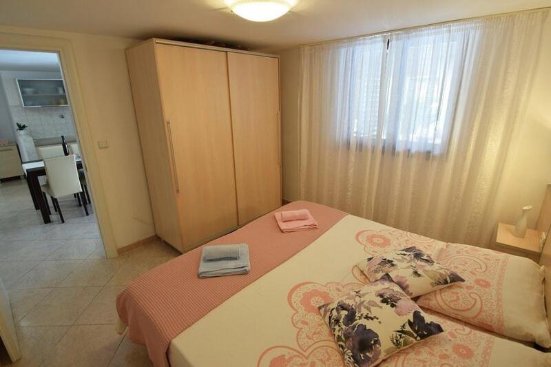 Apartmani Sole Pjescana Uvala Esterno foto